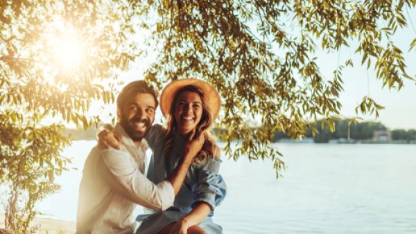 المرأة تنجذب للرجل المرح (shutterstock.com)