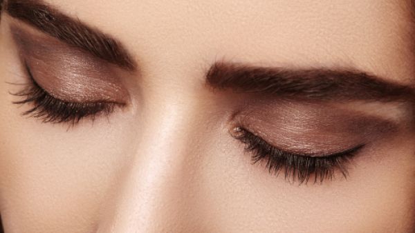 بخطوات بسيطة يمكنك مواجهة مشكلة الجفون المتدلية (shutterstock.com)