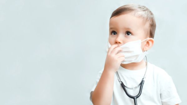 التهاب القصبات الهوائية يتشكل خطراً على حياة الأطفال (shutterstock.com)