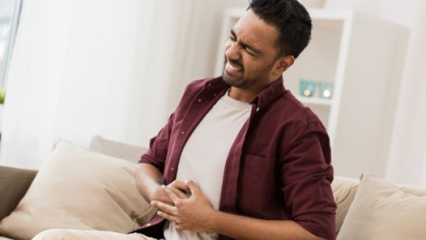 تحصل حرقة المعدة المزمنة لأسباب متعلقة بطريقة وأنواع الغذاء التي نستهلكها (shutterstock.com)