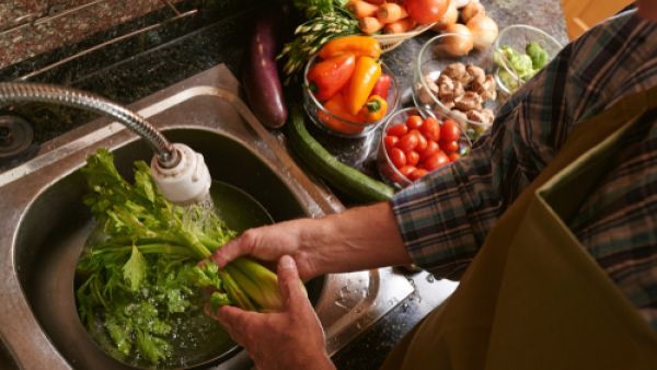 غسل الفواكه والخضروات بالماء غير كافٍ (shutterstock.com)