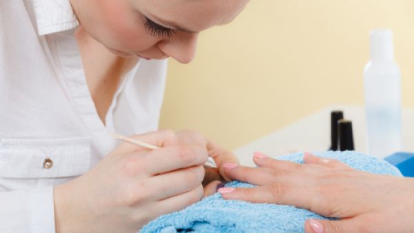 اليوم أصبح من السهل الحصول على أظافر جميلة بالمنزل (shutterstock.com)