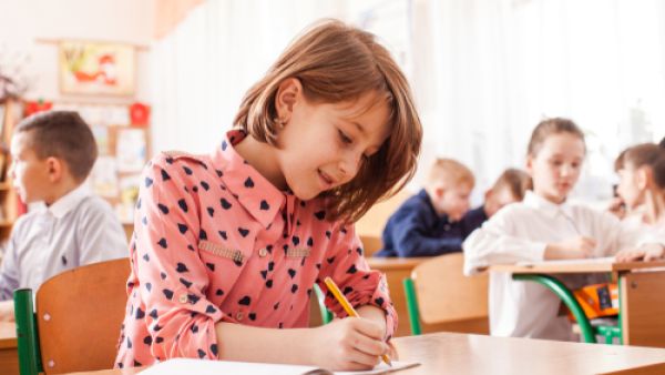 يجب الاسترخاء عند حل الامتحان وعدم التوتر (shutterstock.com)