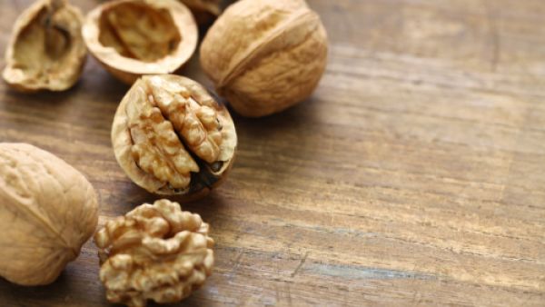 يسهم الجوز في الحماية من أمراض القلب (shutterstock.com)