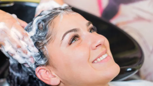  ينبغي غسل الشعر بالشامبو مرتين في كل غسلة (shutterstock.com)