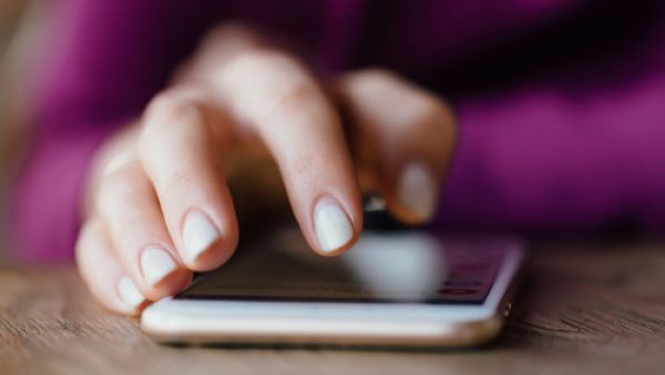 5 أماكن تجنت تخزين الهواتف المحمولة بها (shutterstock.com)