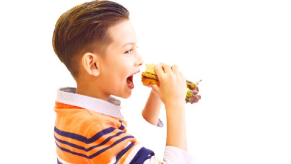 الوجبات السريعة خطرة على الأطفال يتمثل في السمنة وأمراض القلب (shutterstock.com)