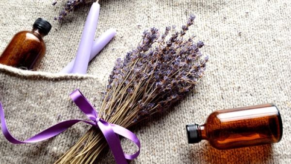 يعد زيت اللافندر من أكثر الزيوت الهامة التي منحتها لنا الطبيعة (shutterstock.com)
