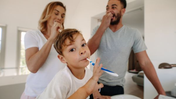 على الشخص أن يقوم بغسل أسنانه مرتين على الأقل يوميًا أو بعد كل وجب (shutterstock.com)