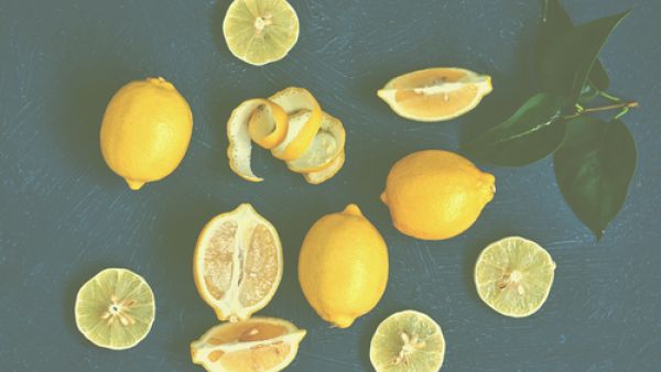 يعمل الليمون على تنقية الدم من السموم بصورة كبيرة (shutterstock.com)