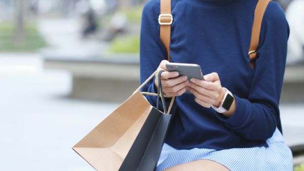 إذا أردت التوقف عن هذا الإدمان، فعليك الابتعاد عن الهاتف (shutterstock.com)