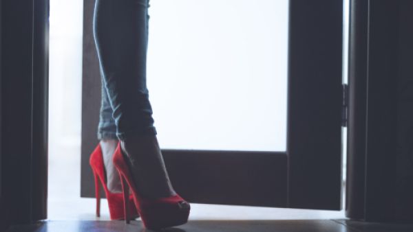 رش بودرة الأطفال على القدمين قبل ارتداء الحذاء ذات الكعب المرتفع (shutterstock.com)