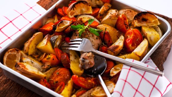 صينية الدجاج مع البطاطا (shutterstock.com)