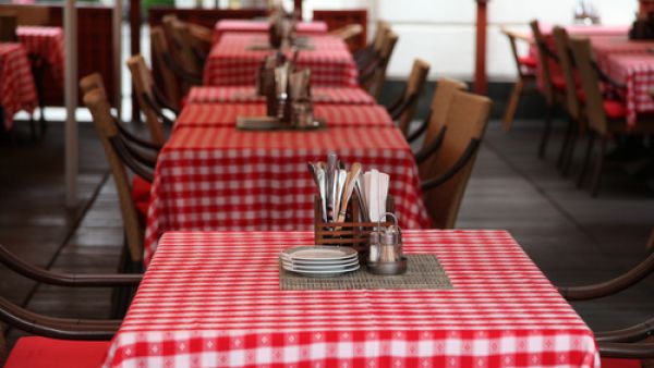 السعودية تحارب بذخ الطعام على طريقتها