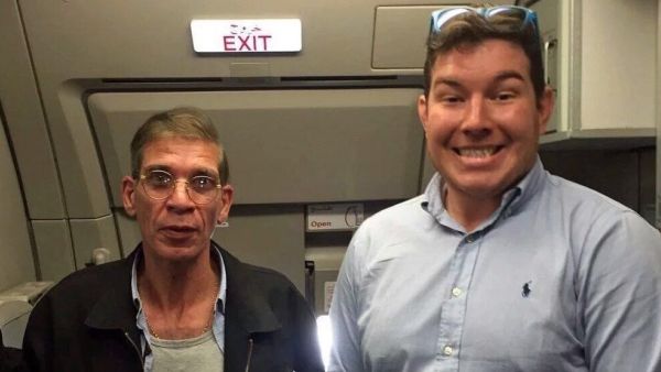 صور:أحد ركاب الطائرة المختطفة يلتقط سيلفي مع الخاطف..