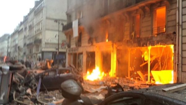 تحدث شهود عيان عن دوي أكثر من عشرين انفجارا بينما تم إخلاء المباني المحيطة بالبرج