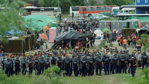 شرطة صربيا وجيشها يشكلان دوريات حدودية مشتركة لكبح الهجرة