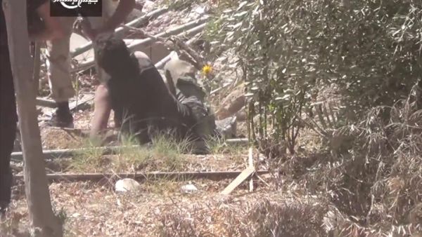 لحظة وقوع عنصر قوات النظام أسيرا بيد جيش الإسلام - يوتيوب