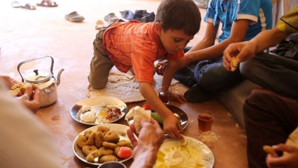 أطفال داريا يكتشفون الحياة.. المثلجات والبسكويت والخبز