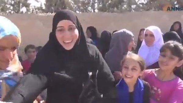 زغاريت وتصفيق من الحاضرين من النساء والأطفال لحظة حرق البرقع