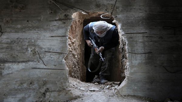 مقاتل تابع لأحد فصائل المعارضة السورية المسلحة في بلدة عربين في الغوطة الشرقيه