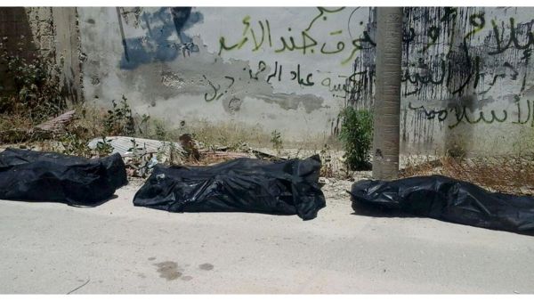 عثر على المقبرتين في منطقة تسيطر عليها القوات الحكومية 