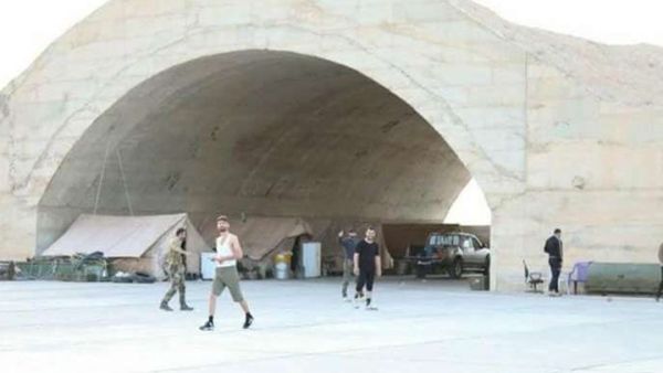 نشر ناشطون ما قالوا إنها صور تظهر مجموعة من عناصر مليشيا الأسد داخل مطار الضمير العسكري 