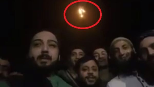 مقاتلو "حركة نور الدين زنكي" وقنابل الفوسفور تتساقط من خلفهم - يوتيوب