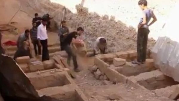 مقابر عمودية من عدة طوابق.. فكيف يدفن أهالي دوما السورية شهدائهم