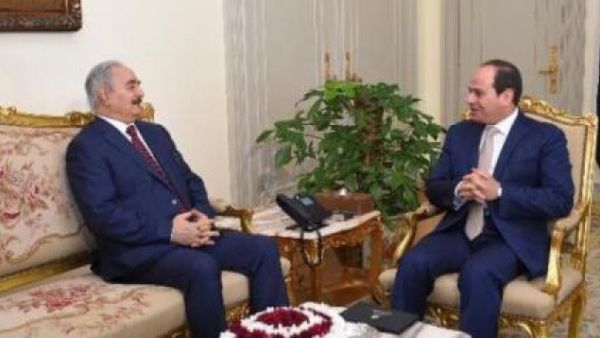 السيسي يلتقي حفتر ويدعو لرفع القيود عن توريد السلاح للجيش الليبي
