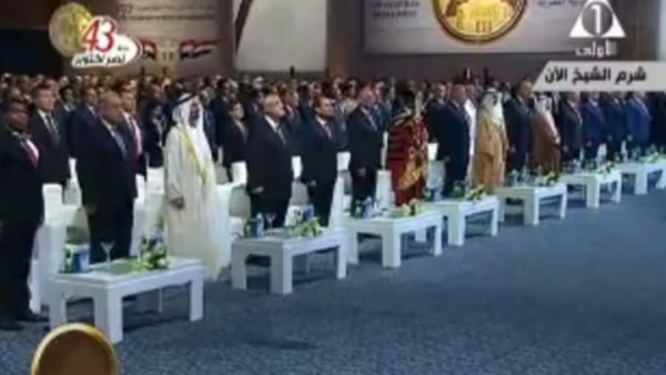 50 دقيقه اضطر فيها السيسي والشخصيات المشاركة للوقوف دون سلام جمهوري - يوتيوب