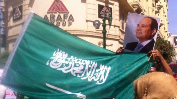 استنكر إعلاميون وفنانون حمل العلم السعودي - فيسبوك
