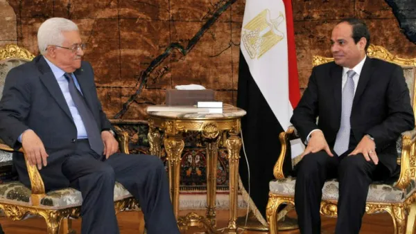 Egypt's President Abdel-Fattah el-Sissi (R) meets with Palestinian Authority President Mahmoud Abbas (L) in Cairo, Egypt. (AFP/File Photo)