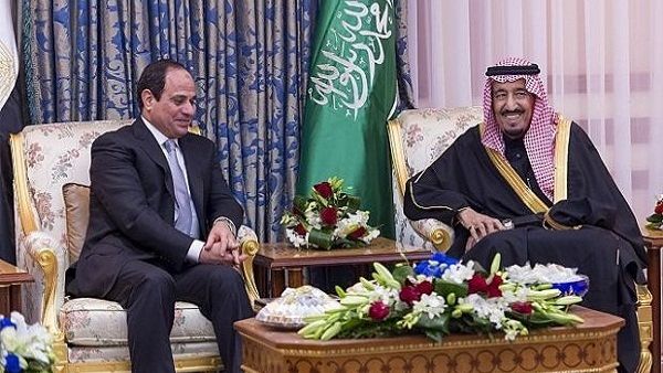 الرئيس المصري عبد الفتاح السيسي خلال لقائه بالعاهل السعودي الجديد الملك سلمان في الرياض