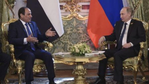 الرئيس المصري عبد الفتاح السيسي (الى اليسار) اثناء اجتماع مع بوتين في موسكو يوم التاسع من مايو ايار 2015
