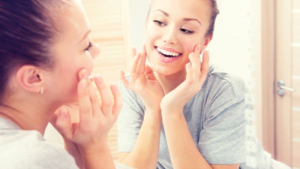 من أسرار العناية بالبشرة شرب الشاي الأخضر الغني بمكونات مضادة للأكسدة