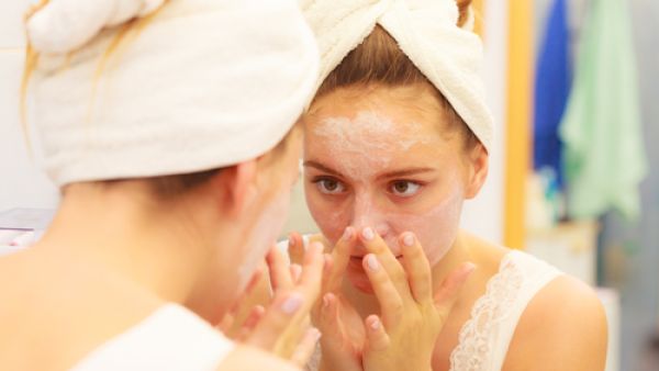 جربي ماسك الفراولة والعسل الطبيعي لترطيب البشرة في الصيف