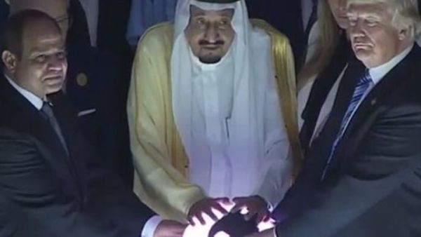 جسما أبيض ينير وسط الزعماء الثلاثة