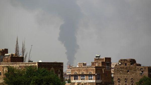 Smoke billows from a building hit by a Saudi-coalition airstrike on August 10, 2016. (AFP/Mohammed Huwais)