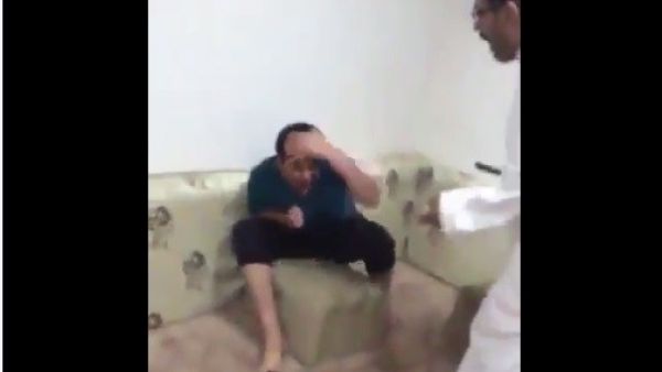 اب يعنف ابنه بسبب التدخين