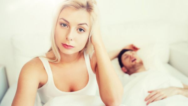 يحذر الخبراء من تناول عدد من الأطعمة قبل النوم لتجنب الشخير (shutterstock.com)