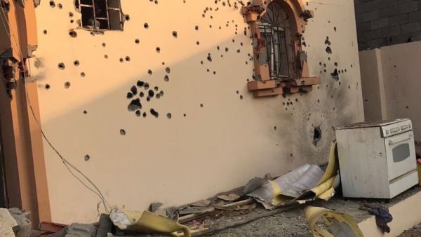 قوات الأمن حاصرت مبنى يتحصن فيه مطلوبون للأمن وسط منطقة سكنية