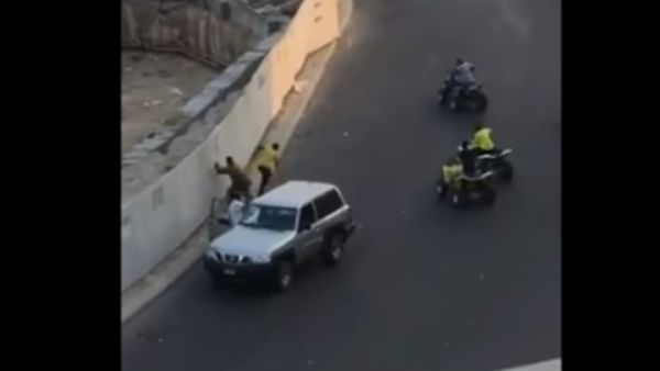 حاول شبان الاعتداء على العسكري عدة مرات خلال دقائق معدودة 