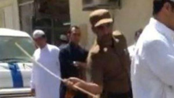 جلد أمير سعودي في جدة عقب ايام من اعدام امير قصاصا بالسيف