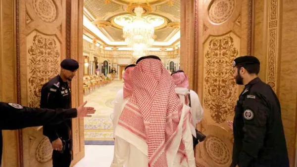 "نيويورك تايمز" تكشف تفاصيل "صادمة" عن معتقلي "الريتز"
