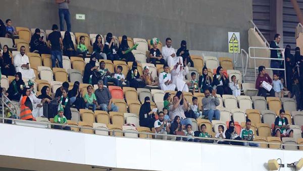 مشجعات يحضرن مباريات كرة قدم للمرة الأولى في السعودية 
