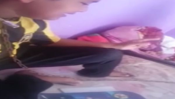 قالت وزارة "التنمية" السعودية إن الفيديو قديم وكوادر الوزارة تتابع القضية مع الأب وابنه - يوتيوب