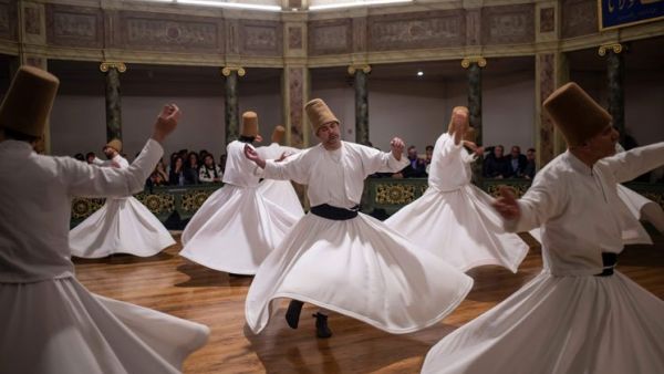 تعكف بلدية ولاية قونية التركية، على نشر مثنويات المتصوف والفقيه جلال الدين الرومي بـ 26 لغة، في إطار مساعيها لنشر فكره وتعاليمه التي تحض على المحبة والتسامح.