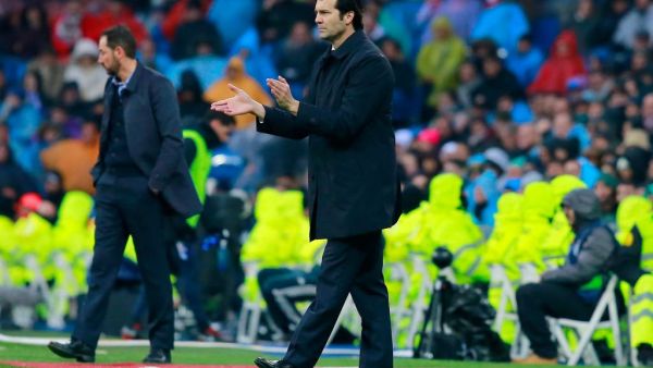 سانتياغو سولاري مدرب ريال مدريد يصفق للاعبيه
