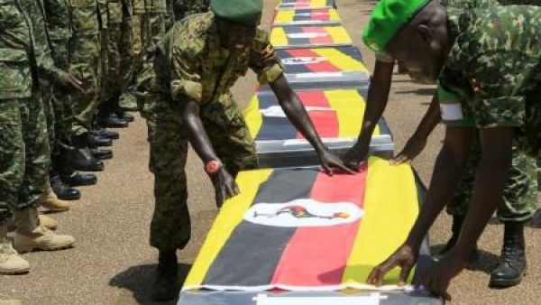 جنود اوغنديون امام نعوش زملاء لهم قتلوا ضمن قوة حفظ السلام الافريقية في الصومال
